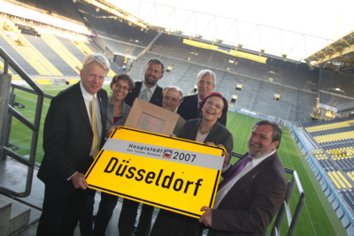 Initiatoren und Brgermeister von Dsseldorf zeigen das Ortseingangsschild der fairen Landshauptstadt Dsseldorf in der Fussballarena