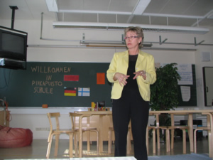 Die Schulleiterin, Frau Pirkko Kaskinen, begrt die deutschen Gste. Foto: Th. Wahl-Aust