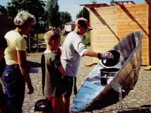 einige Schler mit Lehrer vor einem Solarkocher