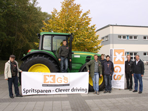 Auszubildende einer landwirtschaftlichen Schule aus sterreich mit einem John-Deere-Traktor und einem Transparent EGS - Spritsparen - Clever Driving. Das Foto von Hans Miglbauer stammt vom internationalen Schulkongress Energieeffizienz ihn Schulen in Stralsund.