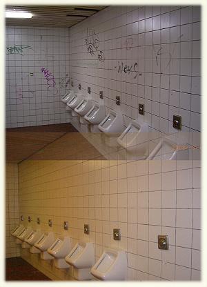 Die Toiletten vor und nach der Reinigung von Schmierereien