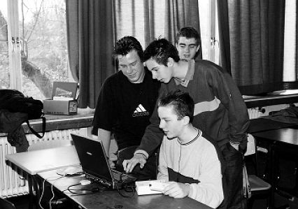 Schüler arbeiten gemeinsam am Computer