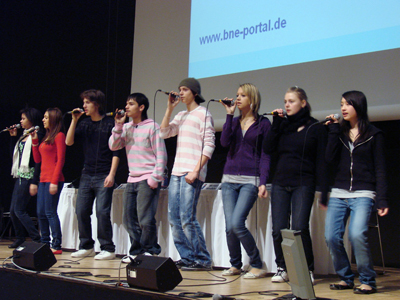 Schüler singen während der Auszeichnung