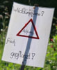 Das Foto zeigt ein Schild mit der Aufschrift: Achtung Wildblumenwiese - frisch gepflanzt.