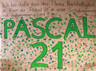 Das Foto zeigt ein Packpapier mit der Aufschrift Pascal 21. Ferner gibt es viele grüne Fingerabdrücke und Unterschriften von Schülern.