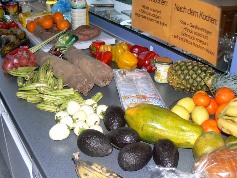 Das Foto zeigt frisches Obst und Gemüse.