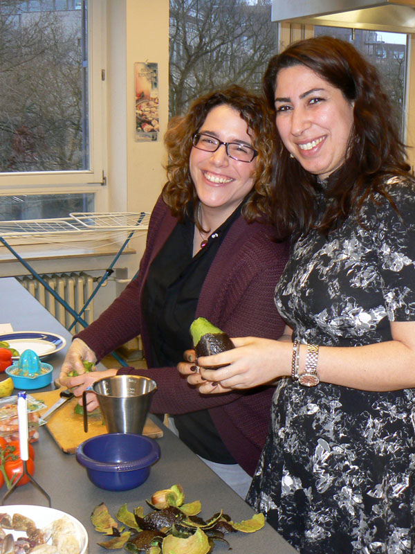 Das Foto zeigt zwei Frauen beim Kochen.