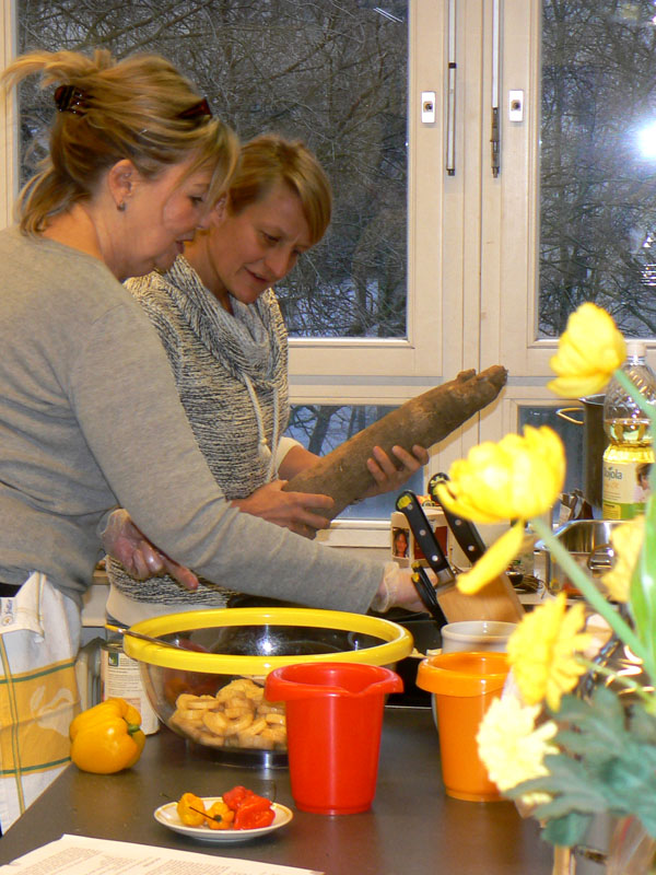 Das Foto zeigt zwei Frauen beim Kochen.