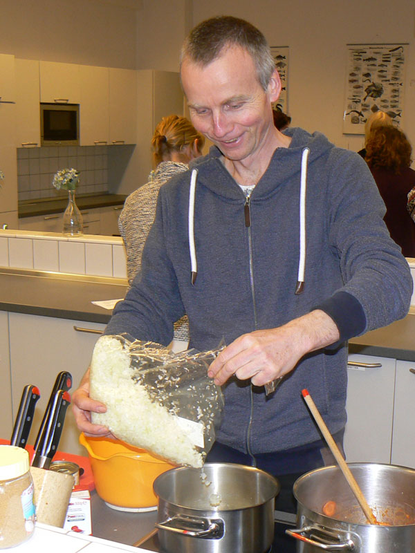 Das Foto zeigt einen Mann beim Kochen.