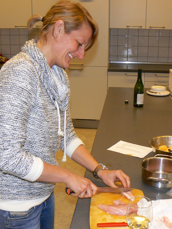 Das Foto zeigt eine Frau beim Kochen.