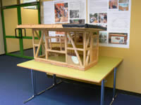 Holzmodell des Cafes auf dem Tisch
