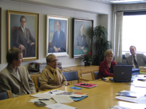 Austausch am Konferenztisch mit Vertreterinnen der OAJ in den Räumen der OKKA Foundation, Foto: Th. Wahl-Aust