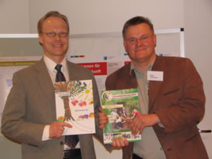 Erkka Laininen und Risto Tenhunen freuen sich über die Umwelt- bzw. Nachhaltigkeitsberichte von Düsseldorfer Schulen. Foto: Th. Wahl-Aust