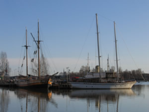 Segelboote liegen im Hafen von Helsinki, Finnland