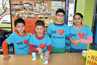Dsa Foto zeigt vier Kinder. Sie tragen T-Shirts mit der Aufschrift: We love fairtrade.