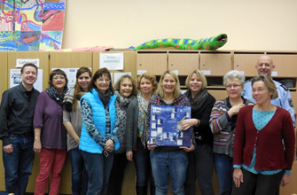 Das Foto zeigt Lehrerinnen der Katholischen Grundschule und Lernpartner.