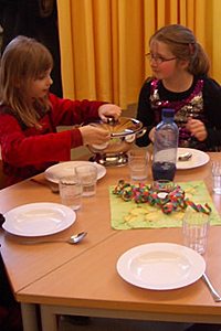 Schüler essen gemeinsam an einem Tisch