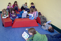 Schüler lesen ihre Bücher
