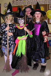 Schüler als Hexen verkleidet beim Karneval