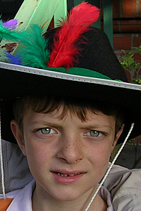 ein Junge trgt einen Karnevalhut