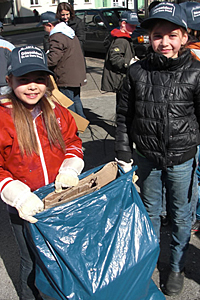 Schüler sammeln Müll in der Umgebung