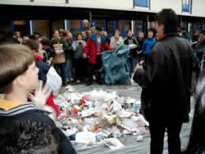 Müllberg auf dem Schulhof zur Müllanalyse von Schülern und Lehrern