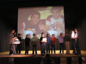 Schüler präsentieren ihr Projekt auf der Bühne