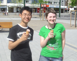 chinesiche und deutsche Schüler begegnen sich bei einem Eis