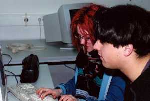 Schüler arbeiten am Computer