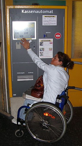 Rollstuhlfahrer erreicht den Kassenautomat nicht