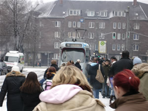 Schüler drängen sich an der am Karolingerplatz im Winter