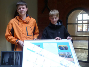 Das Foto zeigt zwei Schüler, die einen Umweltpokal gewonnen haben.