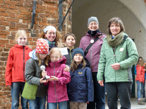 Das Foto zeigt Schülerinnen und Schüler der Gagarinschule mit ihren Betreuerinnen und einem Umweltpokal vor dem Rathaus Stralsund.