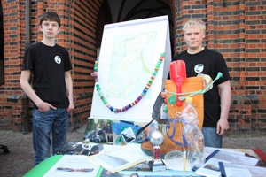 Das Foto zeigt zwei Schüler der Regionalschule Windland; Altenkirchen, die vor dem Stralsunder Rathaus ihr Umweltprojekt vorstellen