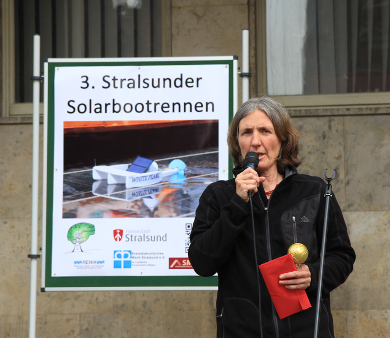 Das Foto zeigt Dr. Christa Budde, welche die Laudatio zum Stralsunder Umweltpokal 2015 hält.