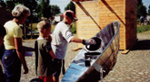 Das Foto zeigt Schüler mit einem Solarkocher.