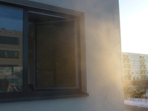 Das Foto zeigt, wie Nebel aus einem offenen Fenster entweicht.