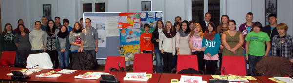 Das Foto zeigt Schülerinnen der IGS Grünthal mit dem Oberbürgermeister und der Klimaschutzmanagerin der Hansestadt Stralsund.