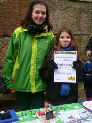 Das Foto zeigt zwei Schülerinnen mit einer Anerkennungsurkunde vom Stralsunder Umweltpokal.