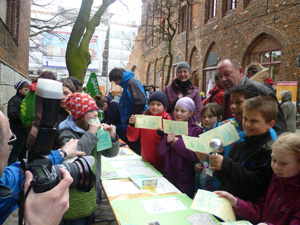 Das Foto zeigt Schülerinnen und Schüler der Gagarinschule mit einem Informationsstand zum Thema Papier im Nikolaikirchhof Stralsund.