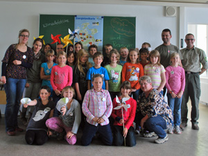 Das Foto zeigt eine Schulklasse mit einigen Erwachsenen, die sich im Klassenraum zum Gruppenbild aufgestellt haben.