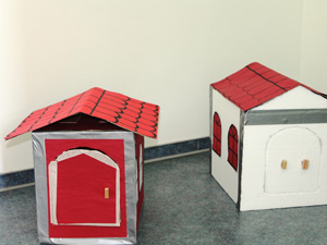 Das Foto zeigt zwei Hausmodelle aus Pappe.