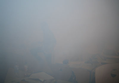 Das Foto zeigt einen Klassenraum, der mit dichtem, künstlich erzeugtem Nebel gefüllt ist.