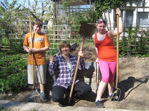 Das Foto zeigt eine Frau und zwei Schüler im Schulgarten der C.-D.-Friedrich-Schule Greifswald.