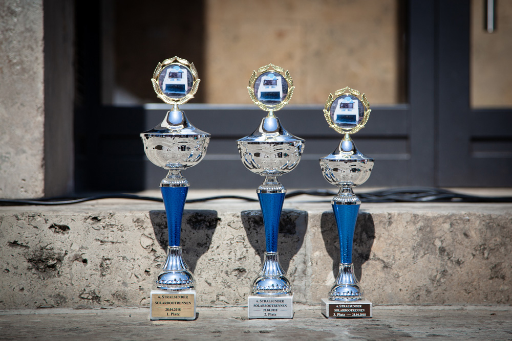 Das Foto zeigt die Pokale vom 6. Stralsunder Solarbootrennen.