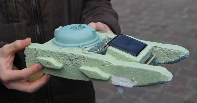 Das Foto zeigt ein Solarboot - also ein mit Solarenergie angetriebenes kleines Bootsmodell.