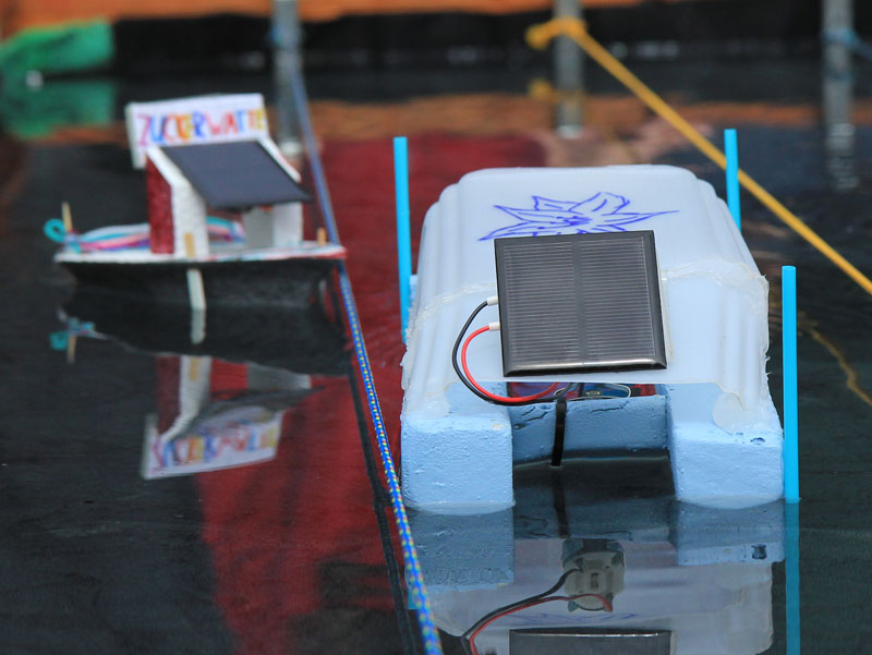 Das Foto zeigt ein Solarboot - also ein mit Solarenergie angetriebenes kleines Bootsmodell.