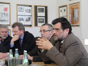 Das Foto zeigt den Bürgermeister der Stadt Waren, Günter Rhein, und Mitglieder des Klimarats der Stadt Waren bei einer Sitzung im Saal des Rathauses.