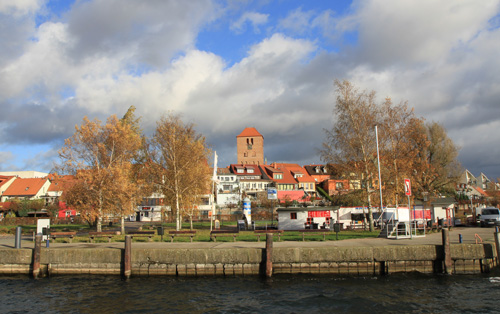 Das Foto zeigt eine Stadtansicht von Waren, von der MÜritz her gesehen.