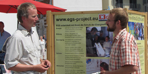 Das Foto zeigt zwei Schüler des Hansa-Gymnasiums, die vor dem Stralsunder Rathaus ihr Umweltprojekt präsentieren.